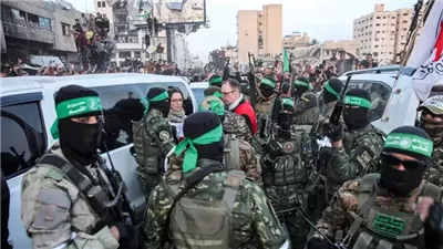 صفقة غزة.. المقاومة تسلّم الأسرى بمركبات وأسلحة استولت عليها من إسرائيل