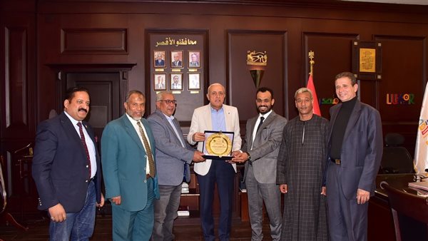 محافظ الأقصر وأهالي