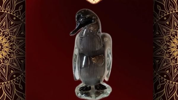  تحفة من الزجاج باللون