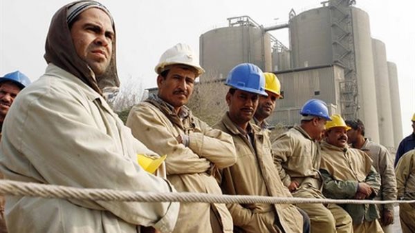 عمال - أرشيفية 