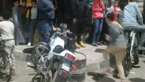 أسد يلتهم حارسه في