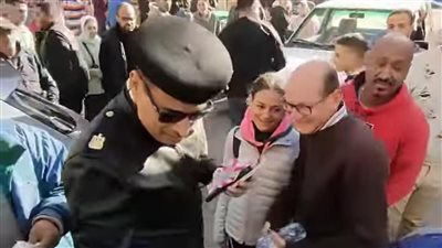 ترك الحملة للبحث عنها.. ضابط يعيد صغيرة تغيبت عن والدتها أثناء حملة إزالة بالإسكندرية