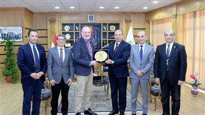 رئيس جامعة المنصورة يستقبل نائب رئيس جامعة مانشستر لبحث تعزيز التعاون