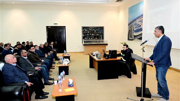 وزير الإسكان والمرافق