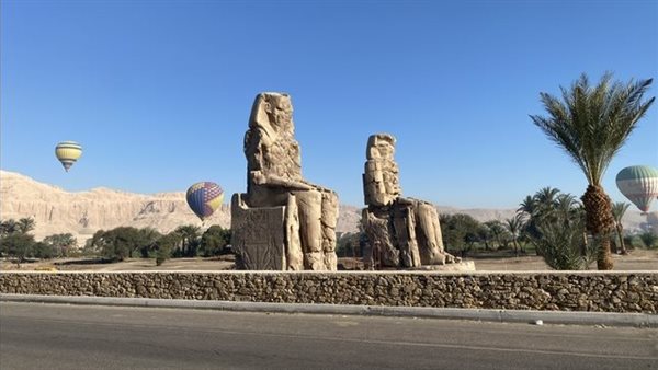 تمثالا ممنون