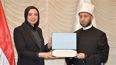 ناسا أطلقت اسمها على كويكب.. وزير الأوقاف يكرم باحثة لتفوقها في العلوم والتكنولوجيا