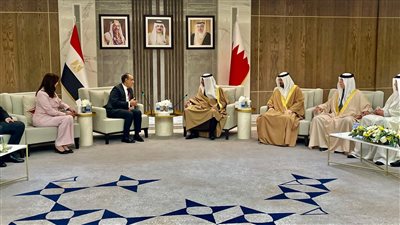 عبد العاطي يجتمع برئيس غرفة صناعة وتجارة البحرين وعدد من رجال الأعمال والمستثمرين