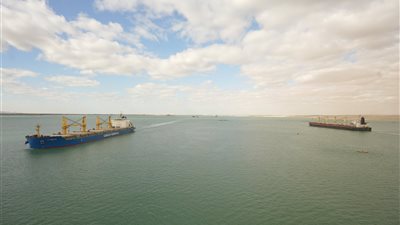 الفريق أسامة ربيع: حركة الملاحة بالقناة منتظمة.. ولم تتأثر بحادث غرق حفار البترول بالبحر الأحمر