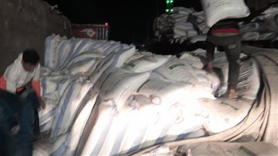 رفع حمولة سيارة دبل تريلا انقلبت بالطريق الدولي دون خسائر في الأرواح