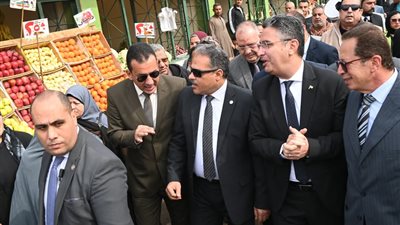 رئيس جهاز العاشر من رمضان يشدد على التزام البائعين بالضوابط التنظيمية بعد افتتاح سوق الباكيات 