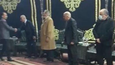 شقيق عازفة البيانو مشيرة عيسى يستقبل واجب عزائها بمسجد عمر مكرم | بث مباشر 