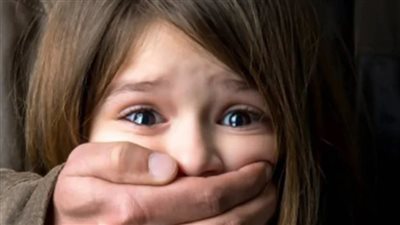 عجوز يتحرش بحفيدته والمجتمع العراقي يطالب بحظر الفيديو.. ما القصة؟ 