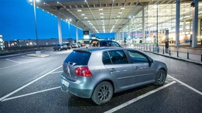 مخالفة بـ 200 ألف دولار.. سيارة متروكة بمطار برلين لمدة عام تتصدر عناوين الأخبار لتراكم رسومها