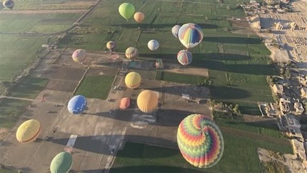 البالون الطائر بسماء