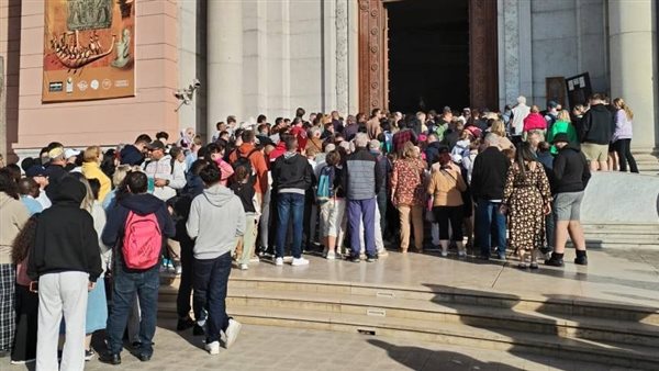 مئات السائحين يتوافدون