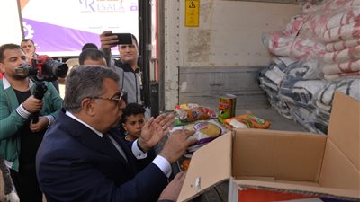 محافظ الدقهلية يتفقد قوافل المساعدات المقدمة للأسر الأولى بالرعاية احتفالا بالعيد القومي