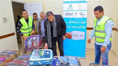 محافظ الوادي الجديد: توزيع 1000 مساعدة عينية للأسر المستحقة بقرى الفرافرة