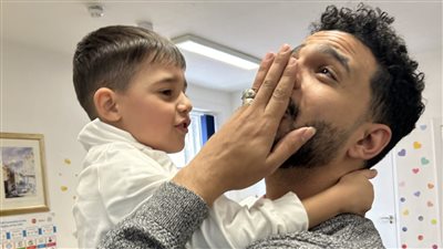 بعد وفاة زوجته.. محكمة بريطانية تحرم مصريّا من حضانة ابنه وتقضي لصديقتها بحق الوالدية 