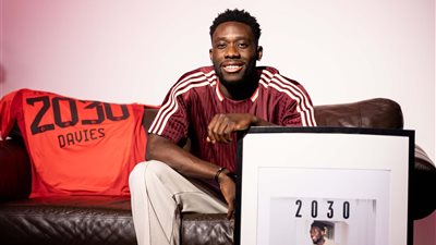 إصابة ألفونسو ديفيز بقطع في الرباط الصليبي.. وغيابه عن كأس العالم للأندية