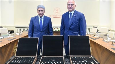 وزير السياحة يتسلم 152 قطعة أثرية من تركيا خرجت بطريقة غير شرعية