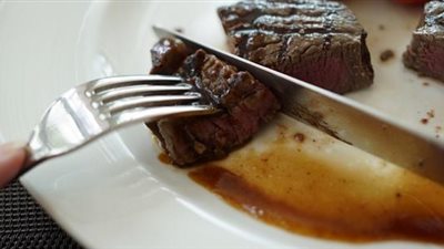 زوجة أمام قاضي الأسرة: جوزي بخيل وبيحسبلي الأكل بالجرام