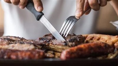 تفسير حلم أكل اللحم مع شخص أعرفه للرجل والمتزوجة.. دلالات مرعبة