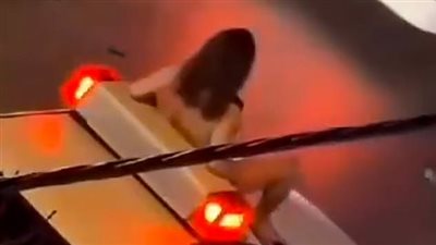 احتجاجًا على القوانين.. سيدة إيرانية تجلس عارية فوق سيارة شرطة وتثير غضب مواقع التواصل