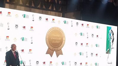 نجيب ساويرس لشباب الفنانين التشكيليين: مفيش داعي للحزن والغم