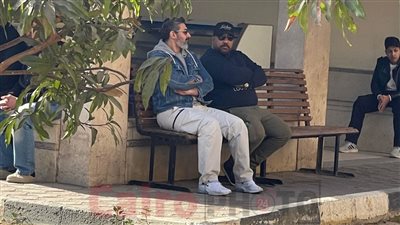 ياسر جلال أول الحضور في جنازة الفنان صالح العويل |صور