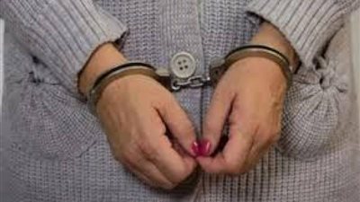 بعد دفنه واستخراج جثمانه.. جنايات السويس تقضي بحبس قاتلة نجل زوجها 15 عامًا | بث مباشر