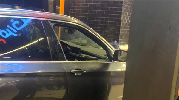 سيارة تقتحم محل تجاري