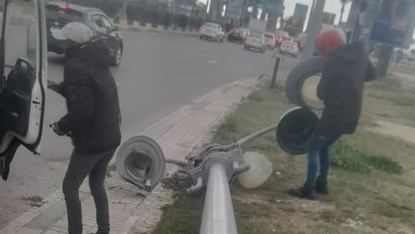 سقوط عمود إنارة 