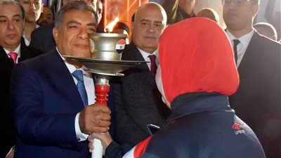 محافظ الدقهلية يوقد الشعلة إيذانا ببدء احتفالات المحافظة بعيدها القومي