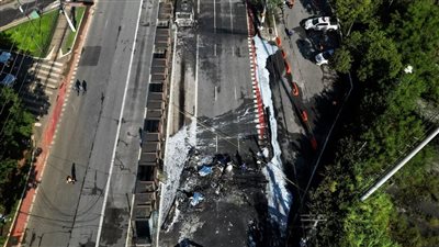 مصرع وإصابة 4 أشخاص إثر تحطم طائرة واصطدامها بسيارات في البرازيل
