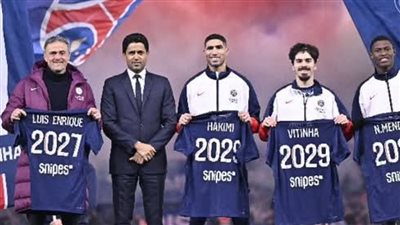 رسميًا.. باريس سان جيرمان يعلن تجديد عقد إنريكي وثلاثي الفريق 