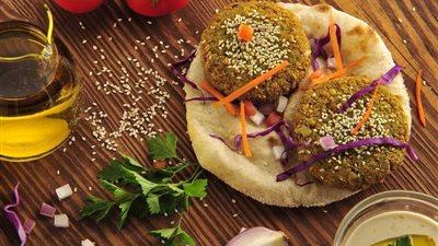 طريقة عمل الفلافل المصرية والشامية.. مقلية ومخبوزة لسحور رمضان