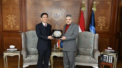 الفريق أسامة ربيع يبحث سبل التعاون المشترك مع رئيس شركة فامسون الصينية 