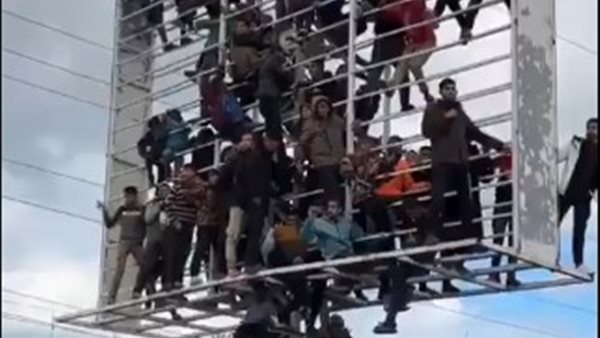 فلسطينيون يتسلقون