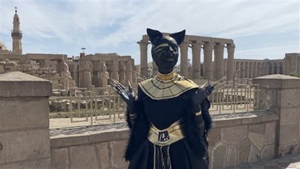 فتاة تسوق للسياحة