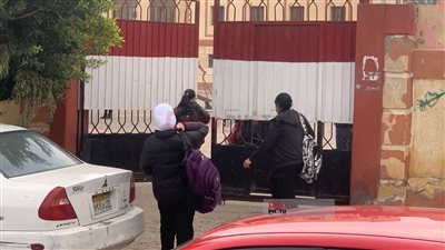 أمطار خفيفة وبرودة شديدة.. توافد الطلاب على المدارس في أول أيام الفصل الدراسي الثاني ببورسعيد| صور 