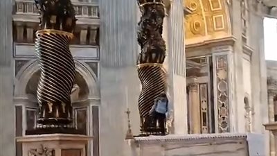 قيمتها 31 ألف دولار.. رجل يقفز على مذبح كنيسة الفاتيكان ويسقط شمعدانات من القرن الـ 19