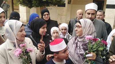 لم تُنجب واعتبرت أبناء قريتها أولادها.. ممر شرفي بالورود لمعلمة أزهرية احتفالًا بخروجها على المعاش بالمنوفية