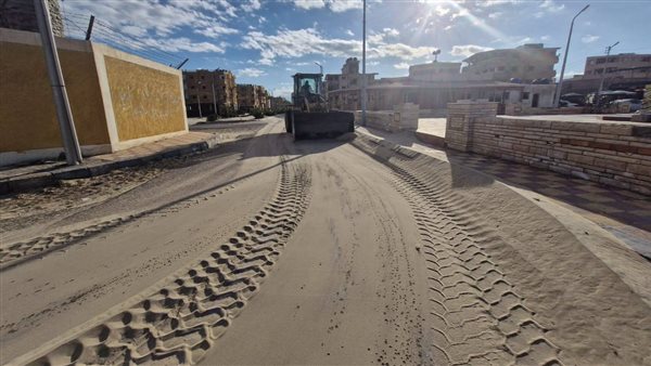 إزالة الرمال من الطريق