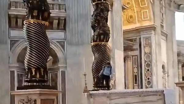 رجل يقفز على مذبح