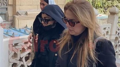 الحزن يسيطر على شهيرة خلال جنازة شقيقها بمسجد الحصري | بث مباشر