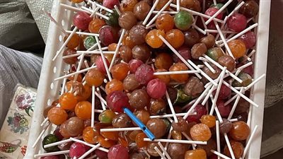 ضبط 8 أطنان مواد غذائية منتهية الصلاحية بمخزن غير مرخص في طوخ