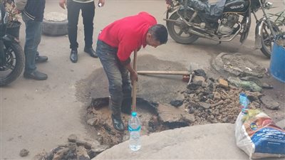 إصلاح كسر ماسورة مياه بشارع منصور فهمي بالإسكندرية