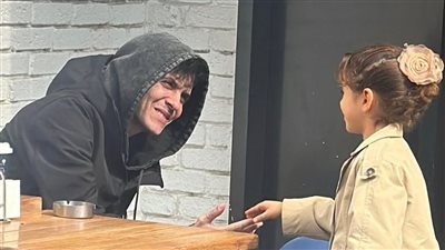 بتحبه وكان لطيف معاها.. أول تعليق من والدة الطفلة جميلة صاحبة فيديو الفنان أمير عيد| خاص