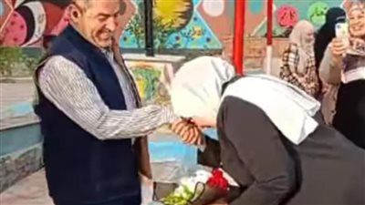 قبلت يده أمام الجميع وأعطته وردة.. تعليم الحسينية بالشرقية تحول وكيلة مدرسة وزوجها للتحقيق