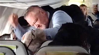 بسبب اعتدائه على الركاب.. مضيف يلكم راكبًا بوحشية على متن طائرة